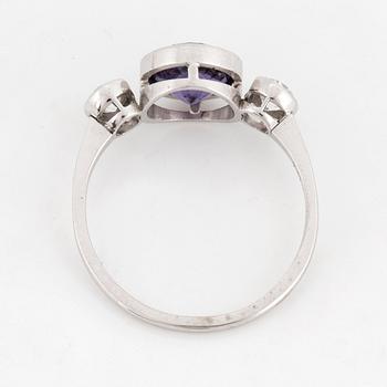 RING, med rund fasettslipad färgväxlande blålila safir och gammalslipade diamanter, med certifikat Gem & Pearl lab.
