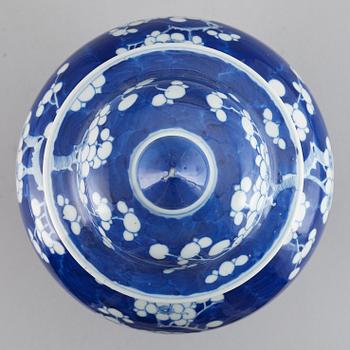 A blue and white jar cover, Qing dynasty, first half of 20th Century.