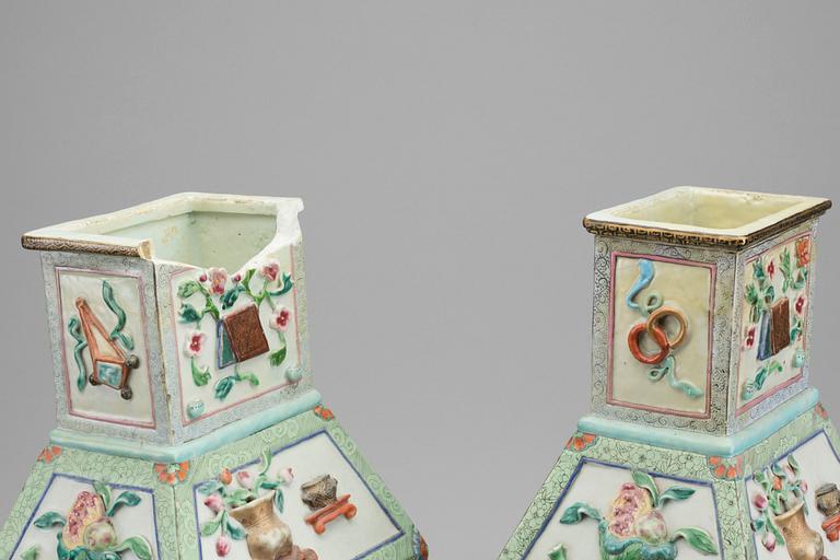 A PAIR OF CHINESE PORCELAIN VASES CA 1900.