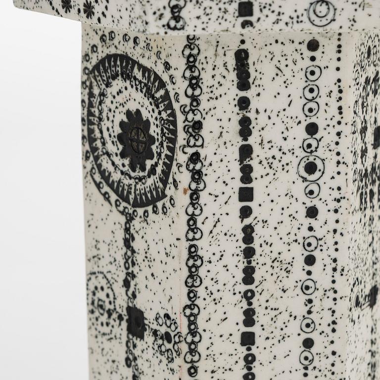 Rut Bryk, kynttilänjalka, kivitavaraa, signeerattu BRYK.