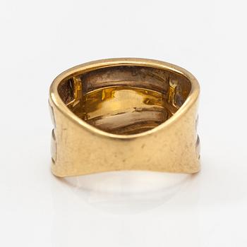 An 18K gold ring. Italy.