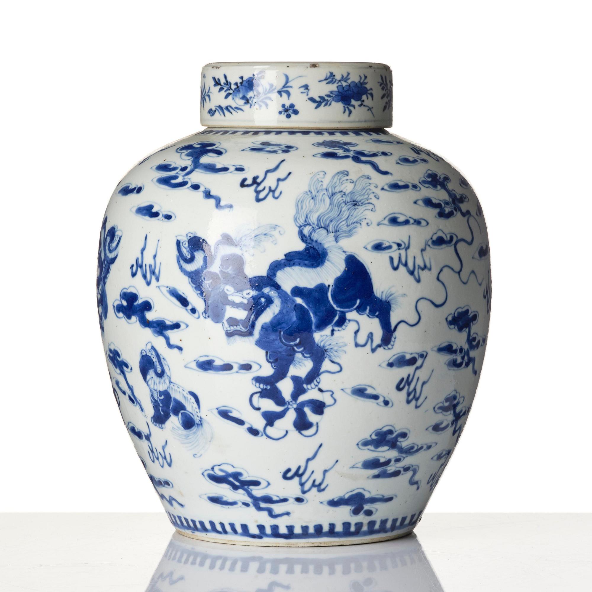 A blue and white jar with cover, Qing dynasty, 19th century.