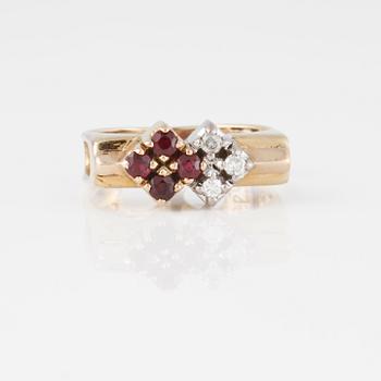 RING, med fasettslipade rubiner samt briljantslipade diamanter.