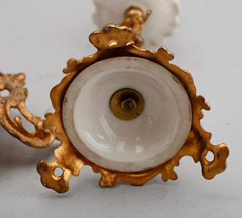 SKRIVSTÄLL samt LJUSSTAKAR, 1 par, förgylld mässing och porslin, rokokostil, sekelskiftet 1900.