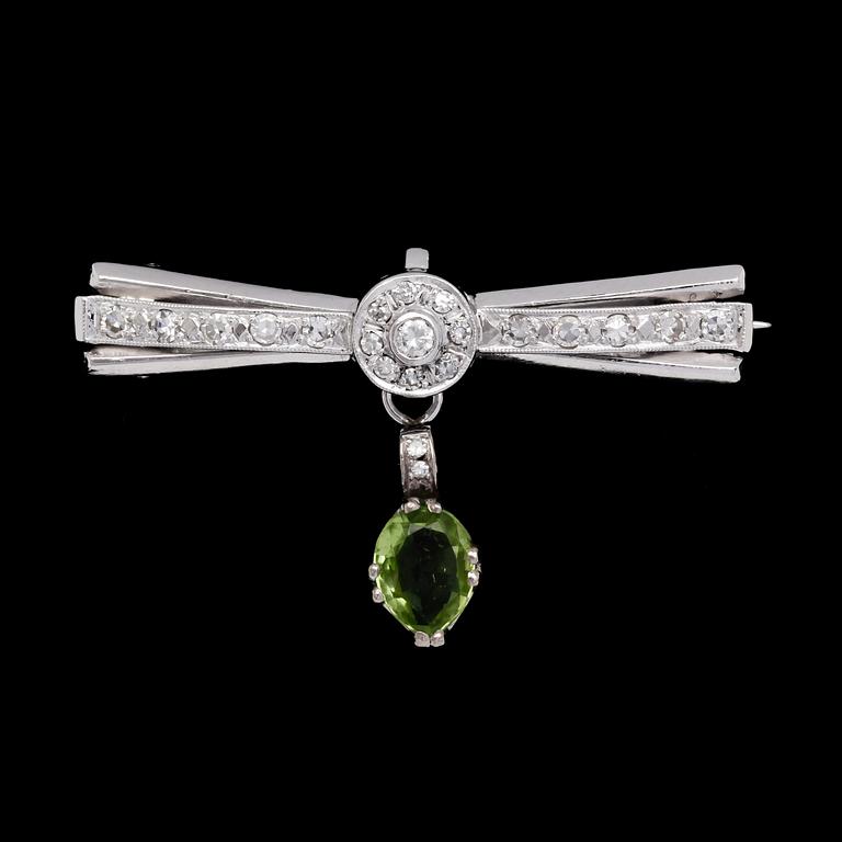 BROOCH, brilliant cut diamonds, tot.  0.50 cts, and pending peridote.
