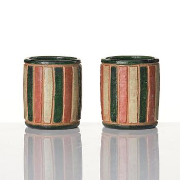 Koppar, två stycken, keramik samt kanna, porslin. Qing dynastin, 1800-tal.