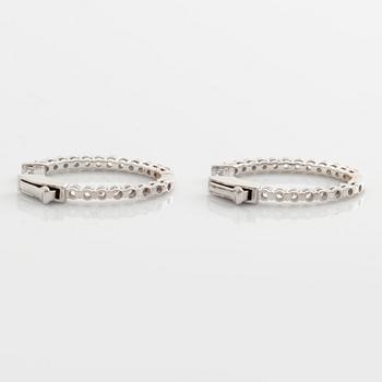 Örhängen, kreoler med briljantslipade diamanter.