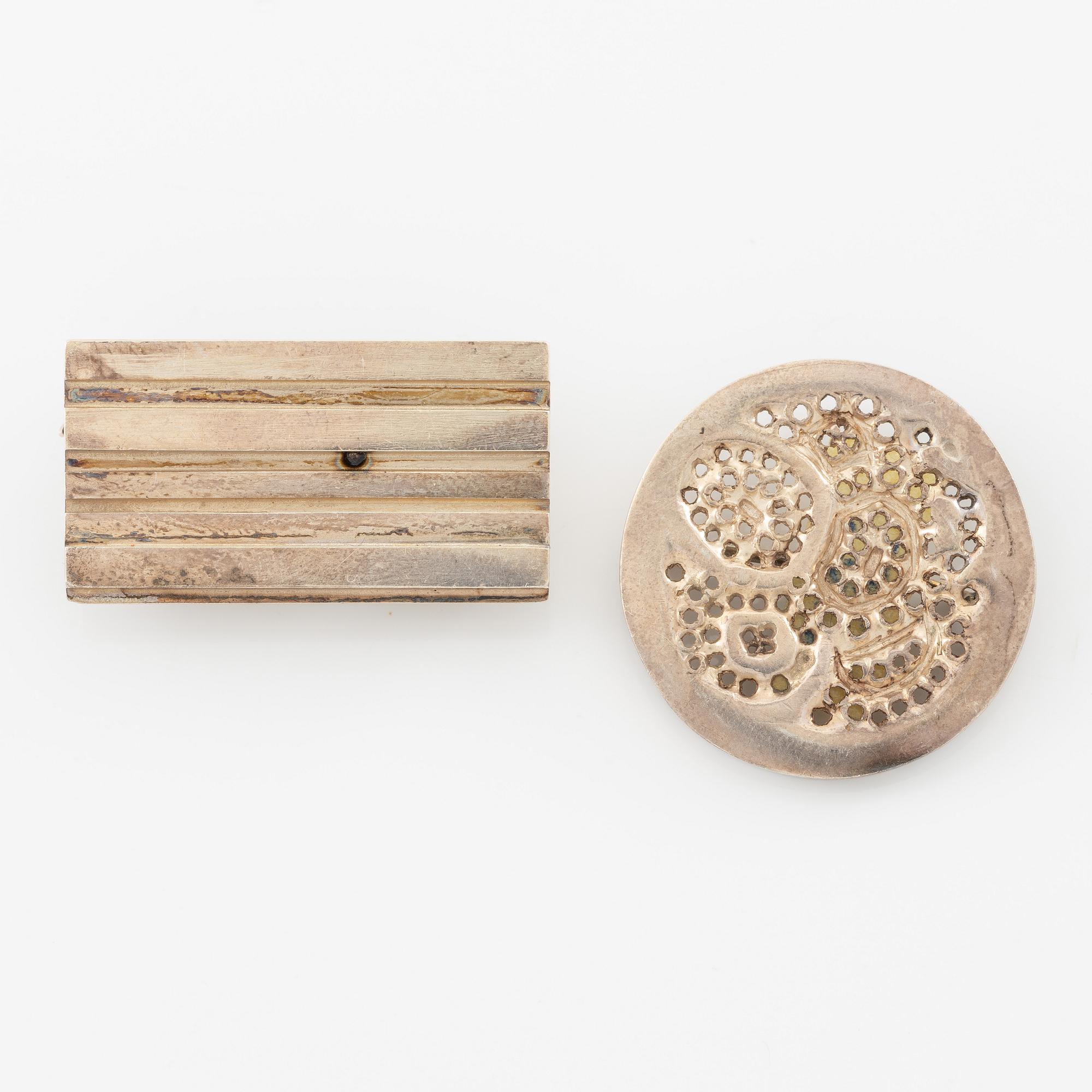 Lars Arby, two pairs of cufflinks, two brooches and three earrings, silver.