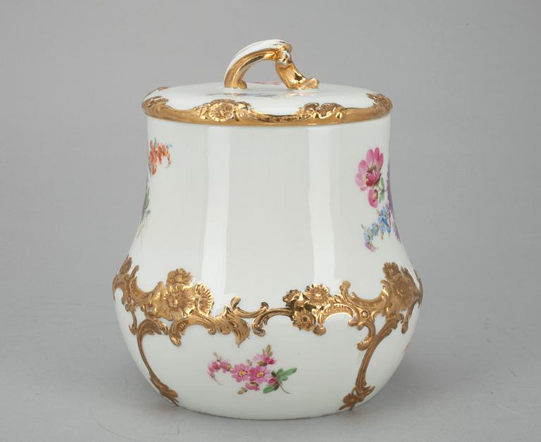 SKÅL MED LOCK, porslin, Meissen, 1900-talets början.