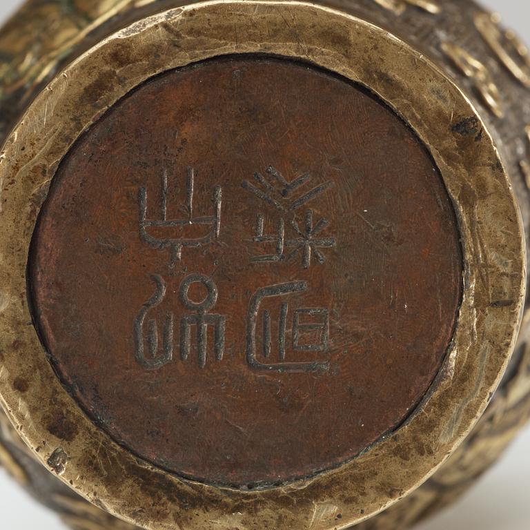 A gilt bronze and copper jar, presumably Qing dynasty (1644-1912).