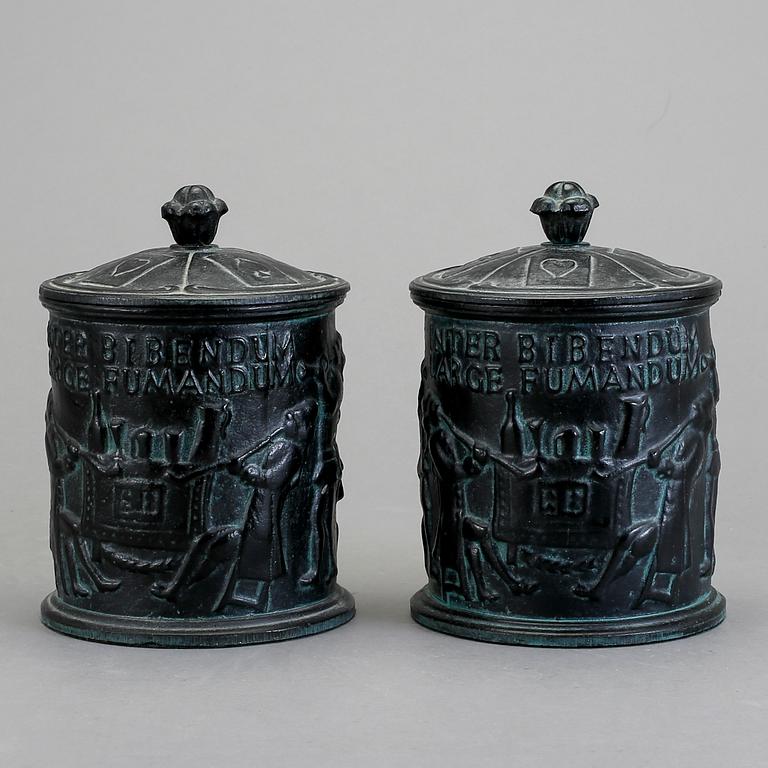 TOBAKSBURKAR, ett par, gjutjärn, 1900-talets mitt.