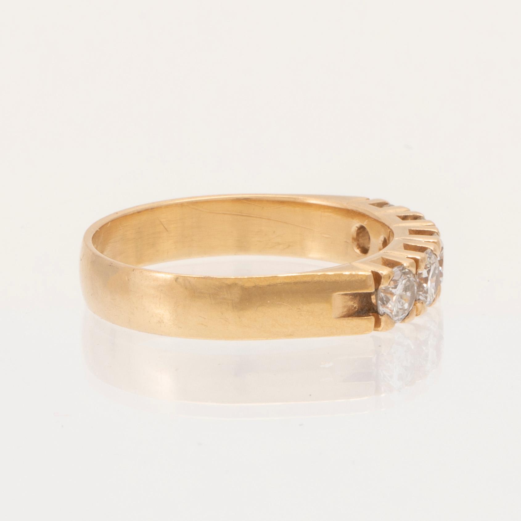 Ring halvallians 18K guld med runda briljantslipade diamanter, Wadring-Juvel Karlskrona 1986.