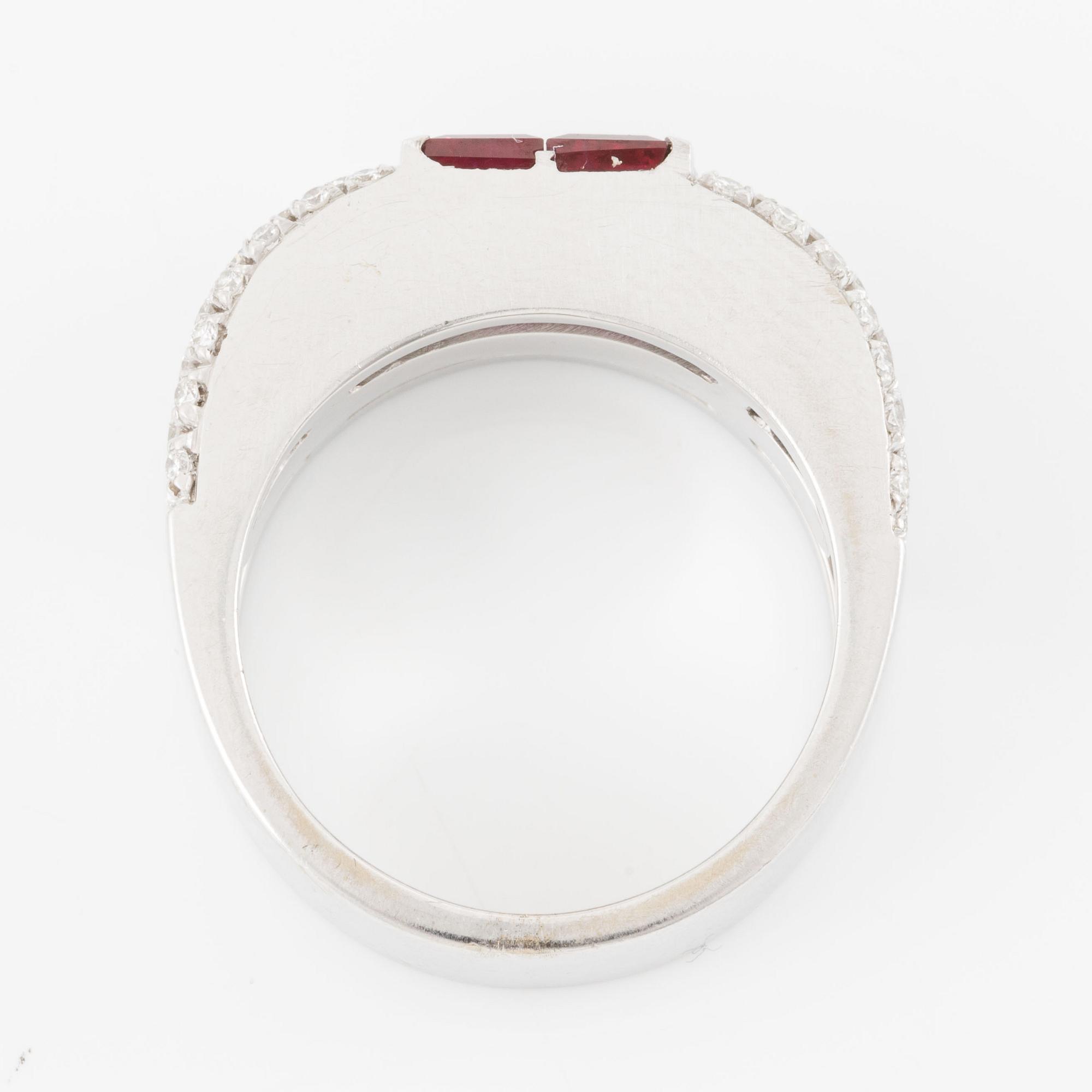 Ring in 18K white gold set with round brilliant-cut diamonds and faceted rubies.