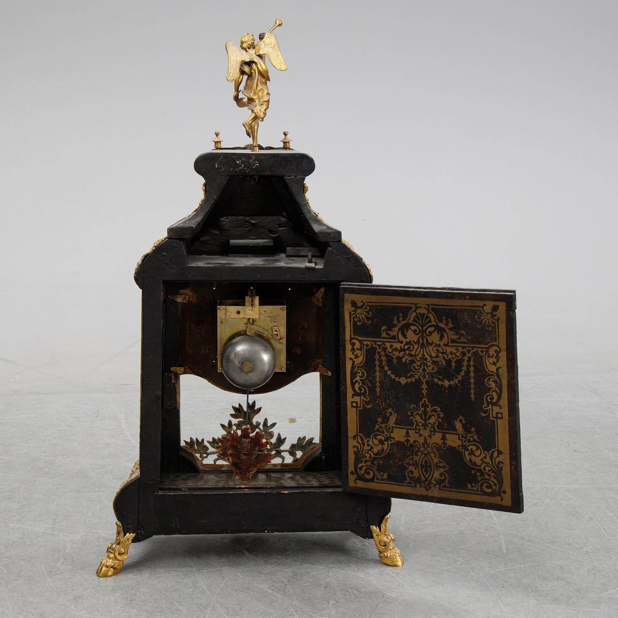 A French Louis XV style bracket clock, 19th centuty.