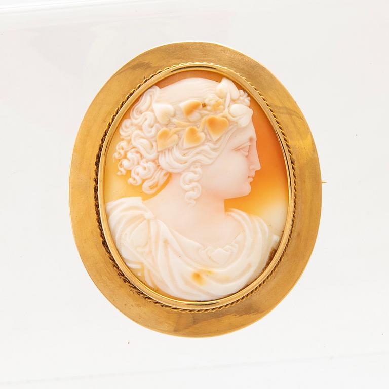 An 18K gold broosch with a carved shell cameo, Ivan Carlsson Vänersborg 1922.