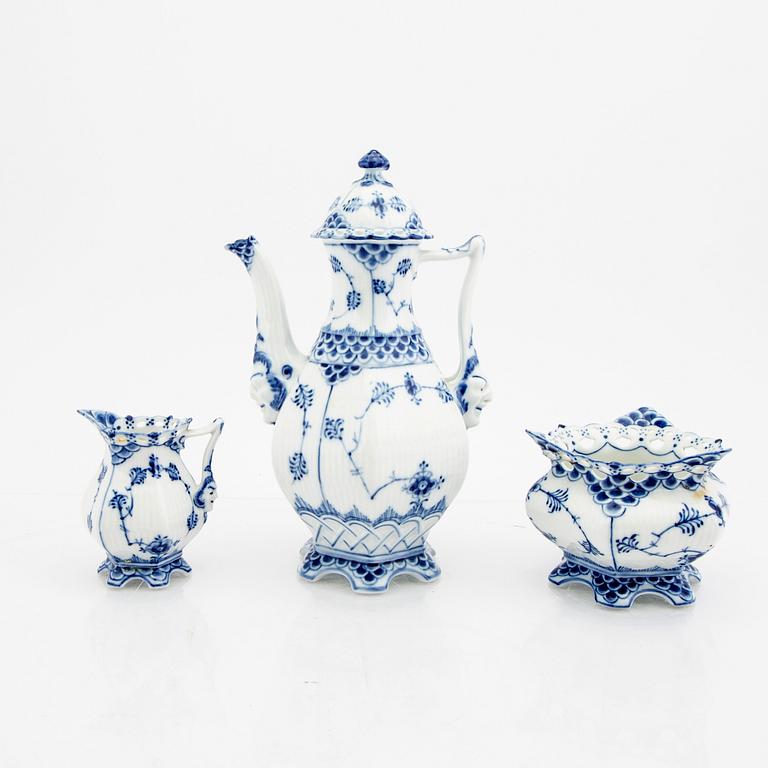 Service 92 dlr "Musselmalet" rifled, full and half laced Royal Copenhagen Denmark porcelain 1954-1973.