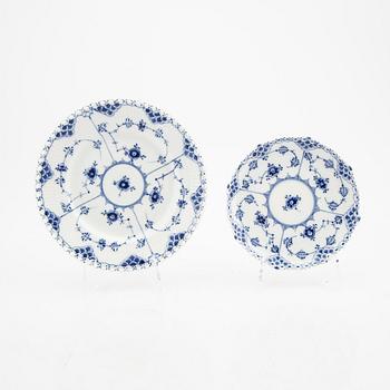 Service 26 pcs "Musselmalet" hel and halv blonde Royal Copenhagen Denmark porcelain.