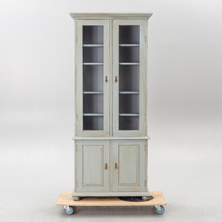 Vitrinskåp, 1900-talets början.