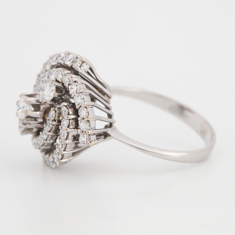 RING, med briljantslipade och åttkantslipade diamanter.