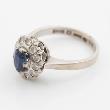 Ring, carmosemodell, 18K vitguld med safir och briljantslipade diamanter.