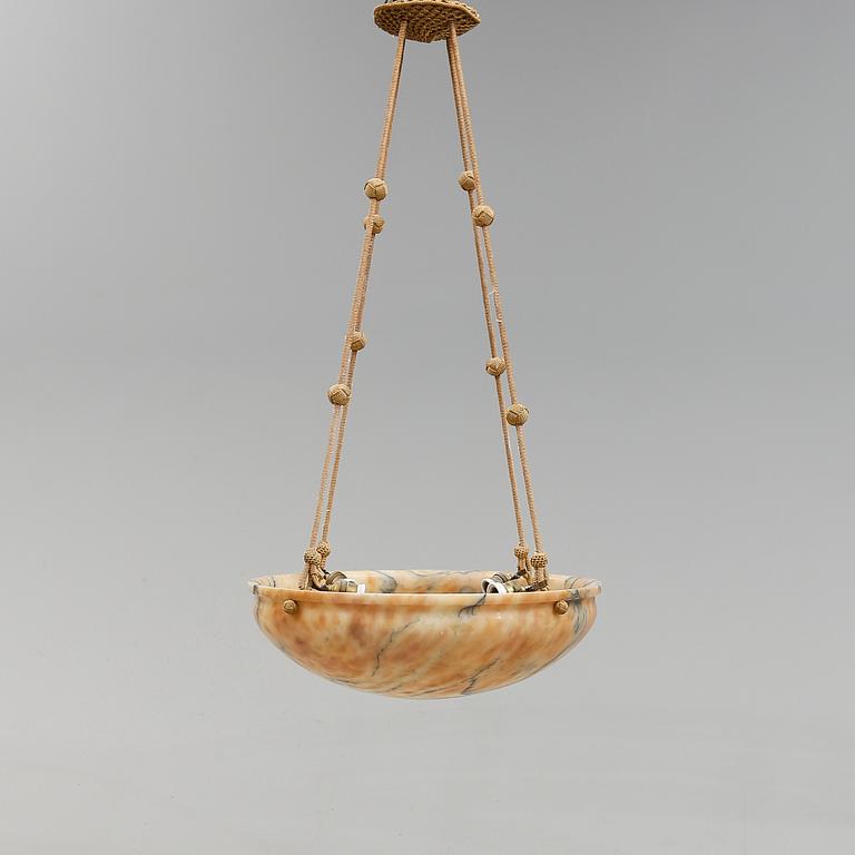 TAKAMPEL, alabaster, 1900-talets första hälft. Höjd 103 cm.