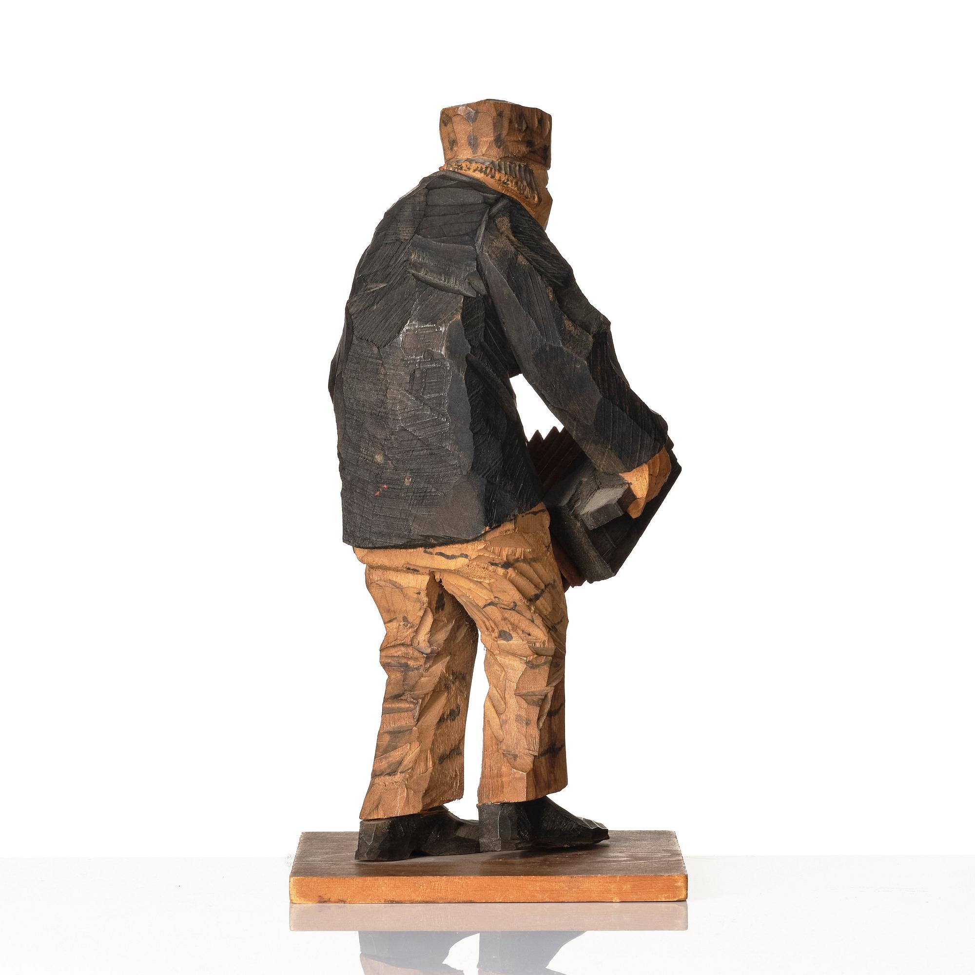 Axel Petersson Döderhultarn, Standing accordionist.