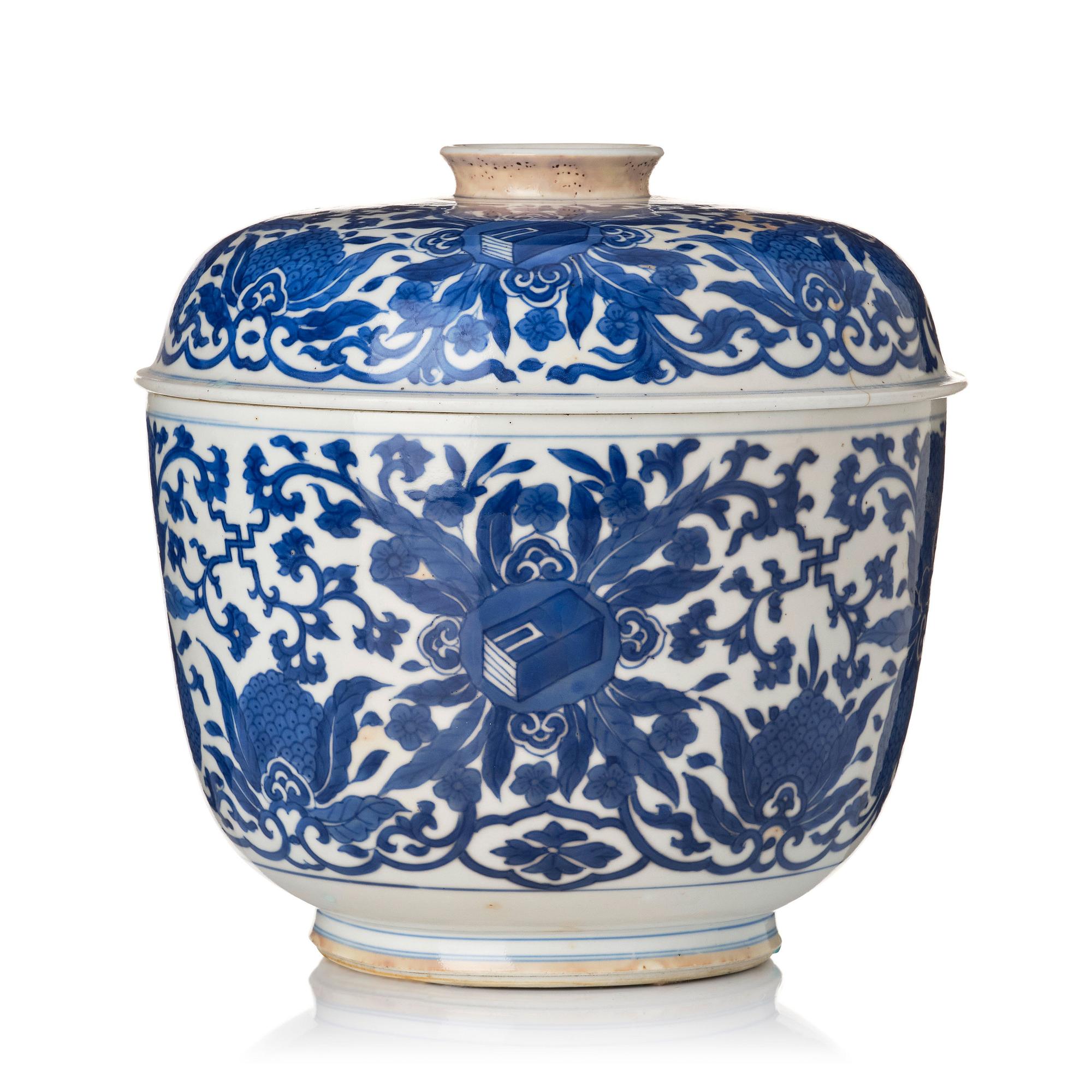 A large blue and white jar with cover, Qing dynasty, Kangxi (1662-1722).
