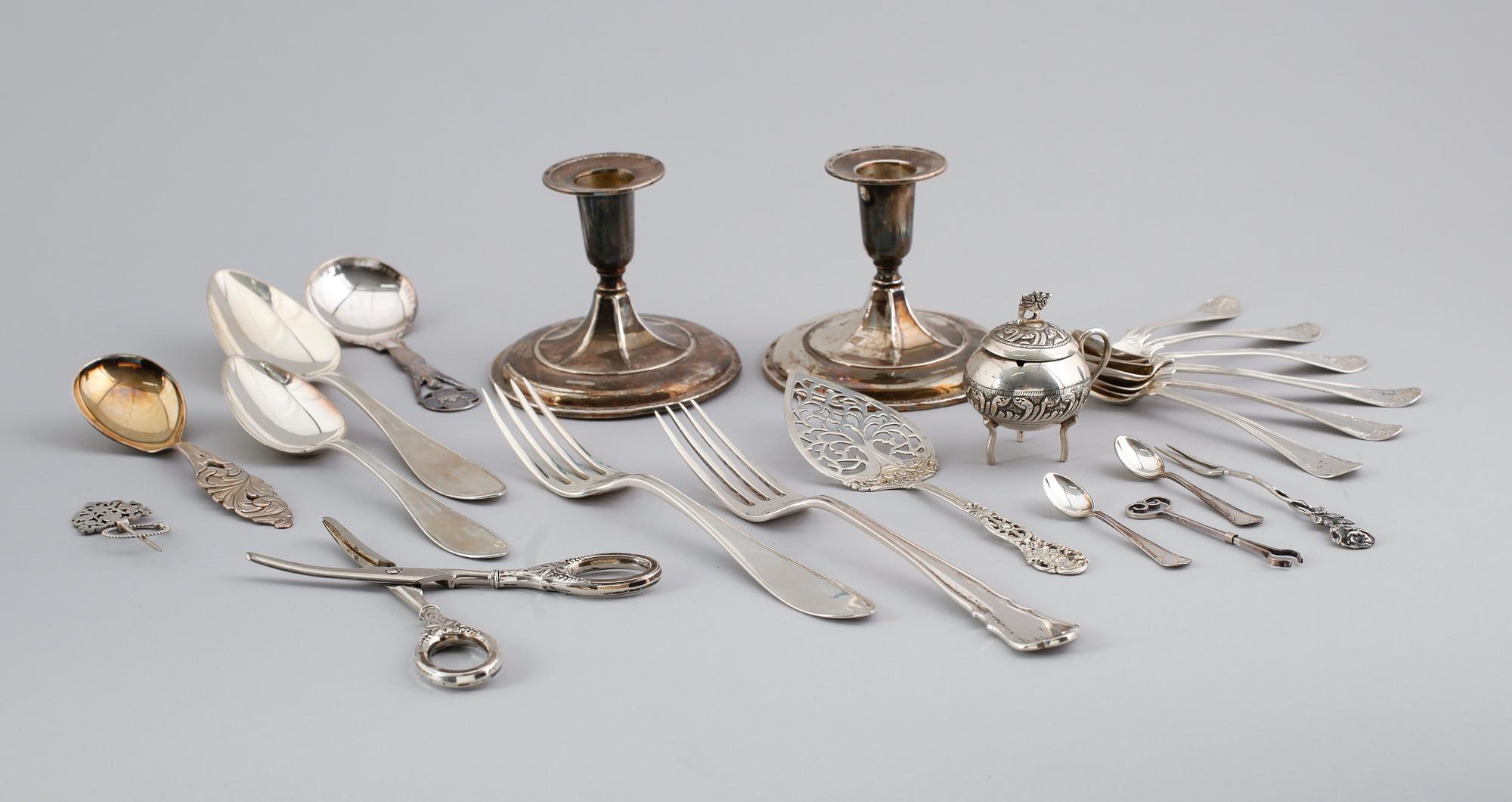 SAMLING SILVERFÖREMÅL, ca 20 delar, olika modeller, 1800/1900-tal. Vikt ca 568 gram.