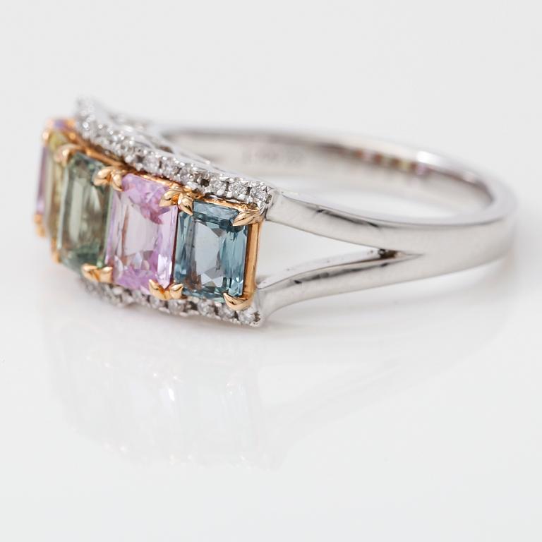 RING, flerfärgade safirer totalt ca 2,60 ct, diamanter totalt ca 0,10 ct.
