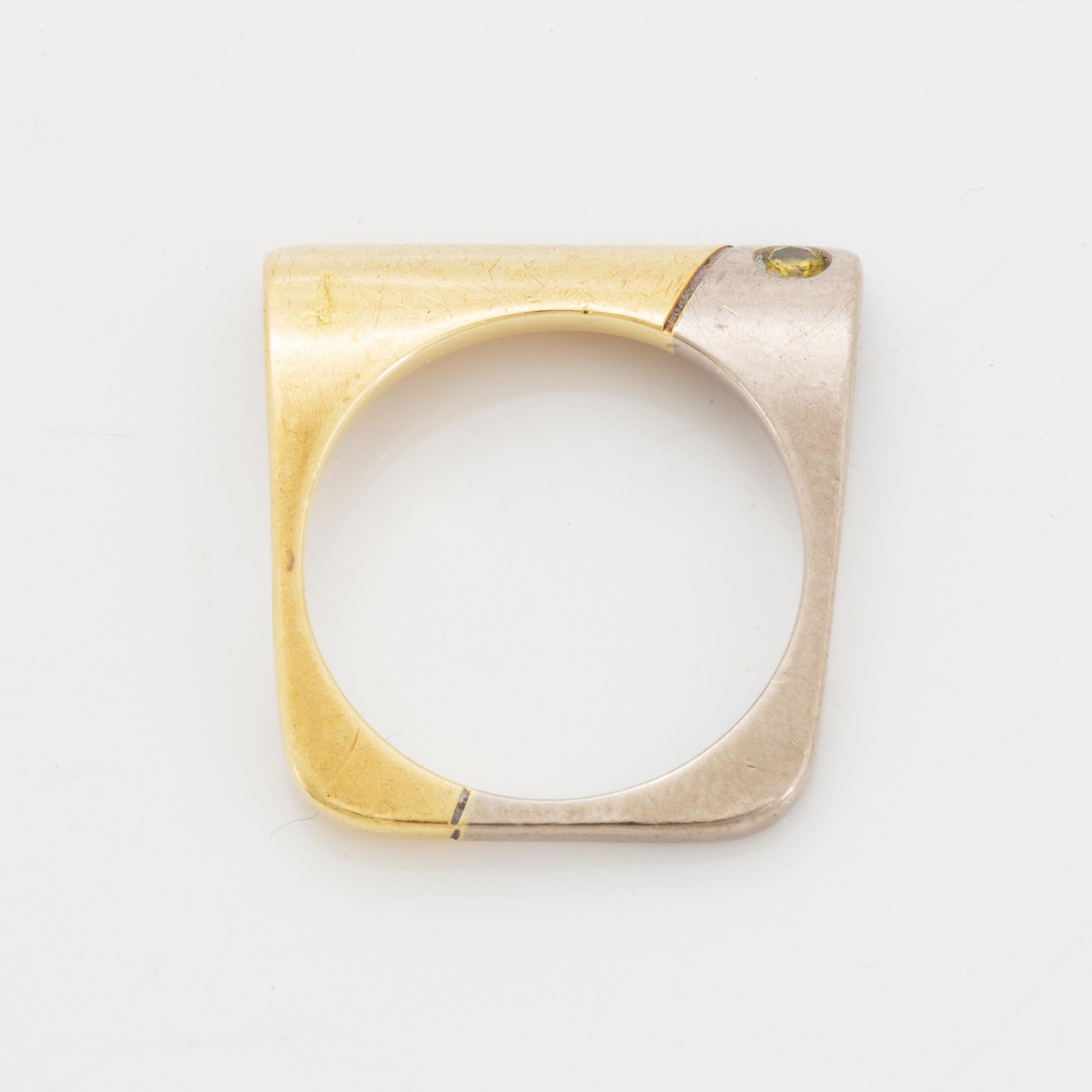 Ring med gul briljantslipad diamant.