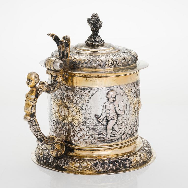 A parcel-gilt tankard, presumably German, with indistinct marks, around the turn of the 17th/18th century. Baroque.