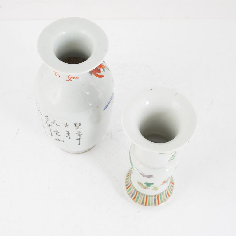 Two porcelain vases and a cup, China, late Qing dynasty/early 20th century.