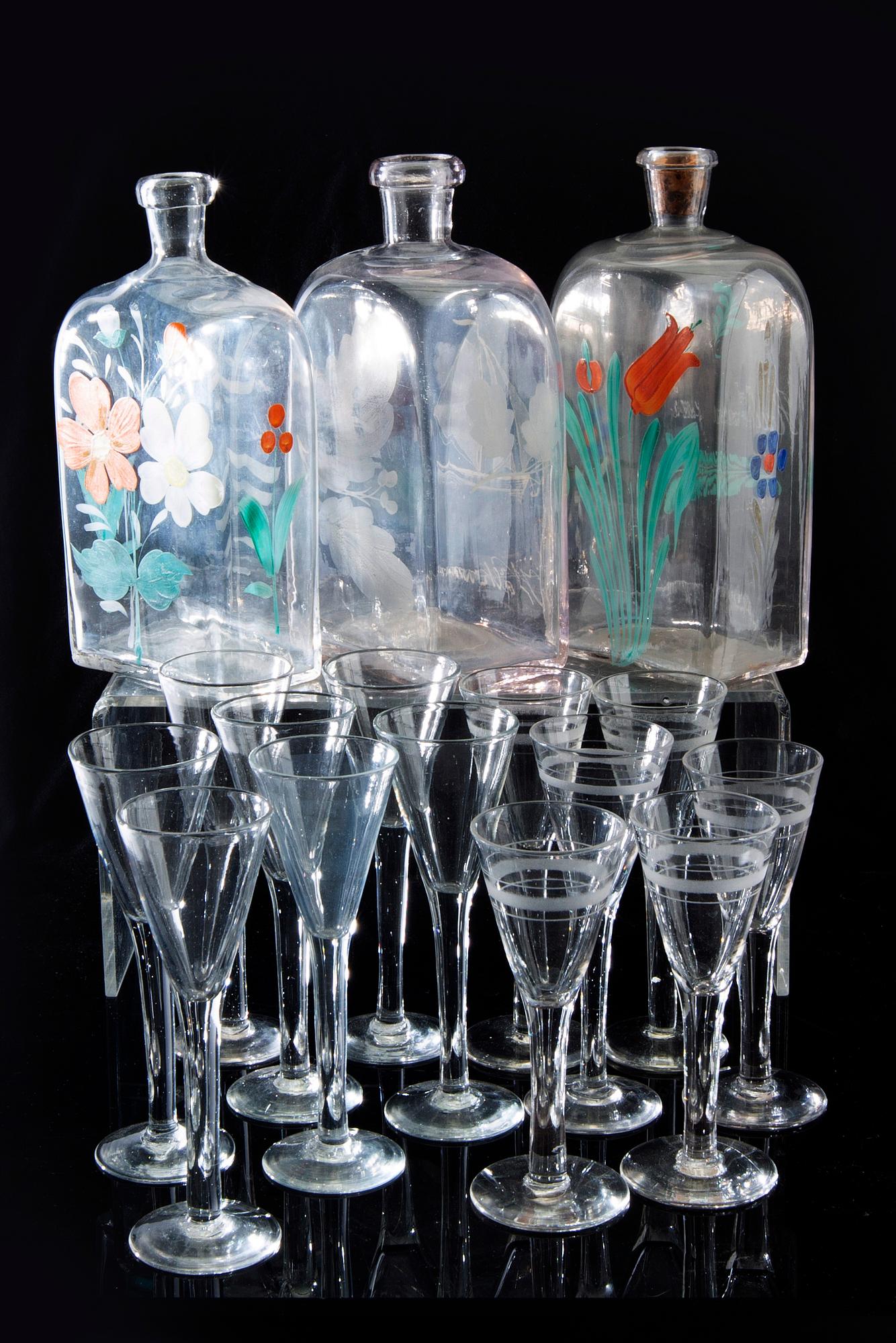 Snaspflaskor samt glas 7+11 st 1900-talets början.