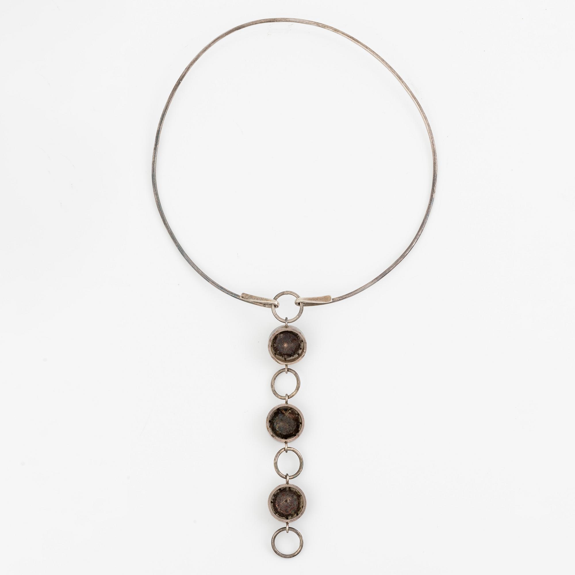 Lars Arby, halsring med hänge, silver med emalj.