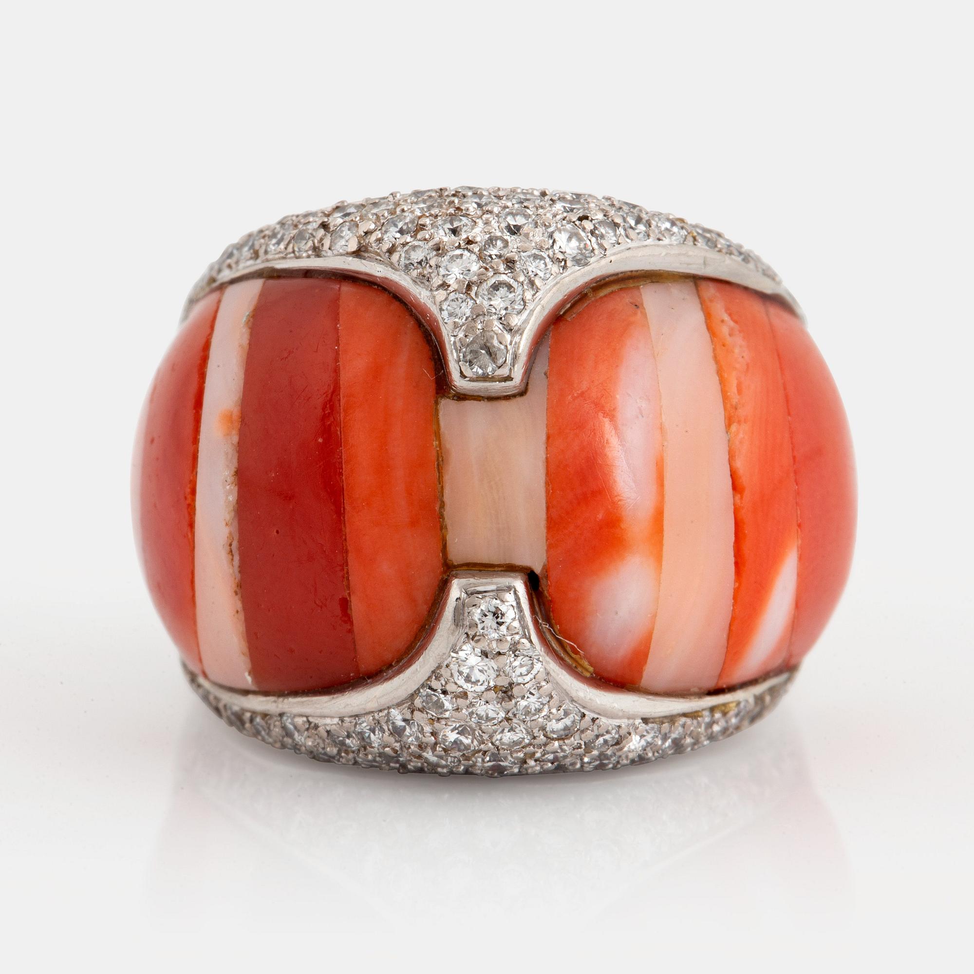 Ring Paul Binder 18K vitguld med korall och runda briljantslipade diamanter.