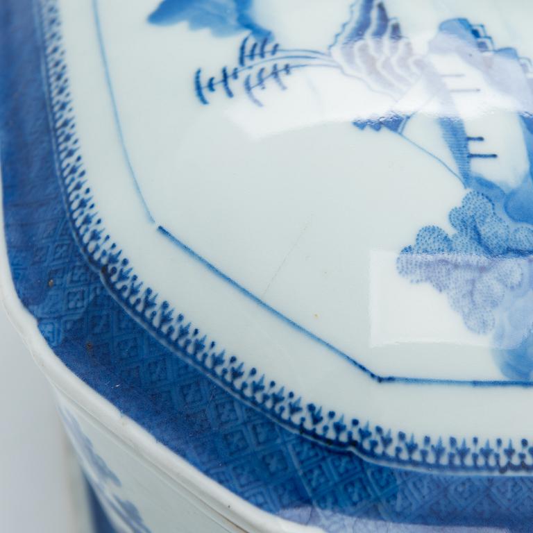 A Chinese blue and white tureen with cover, Qing dynasty, Qianlong (1736-1795).