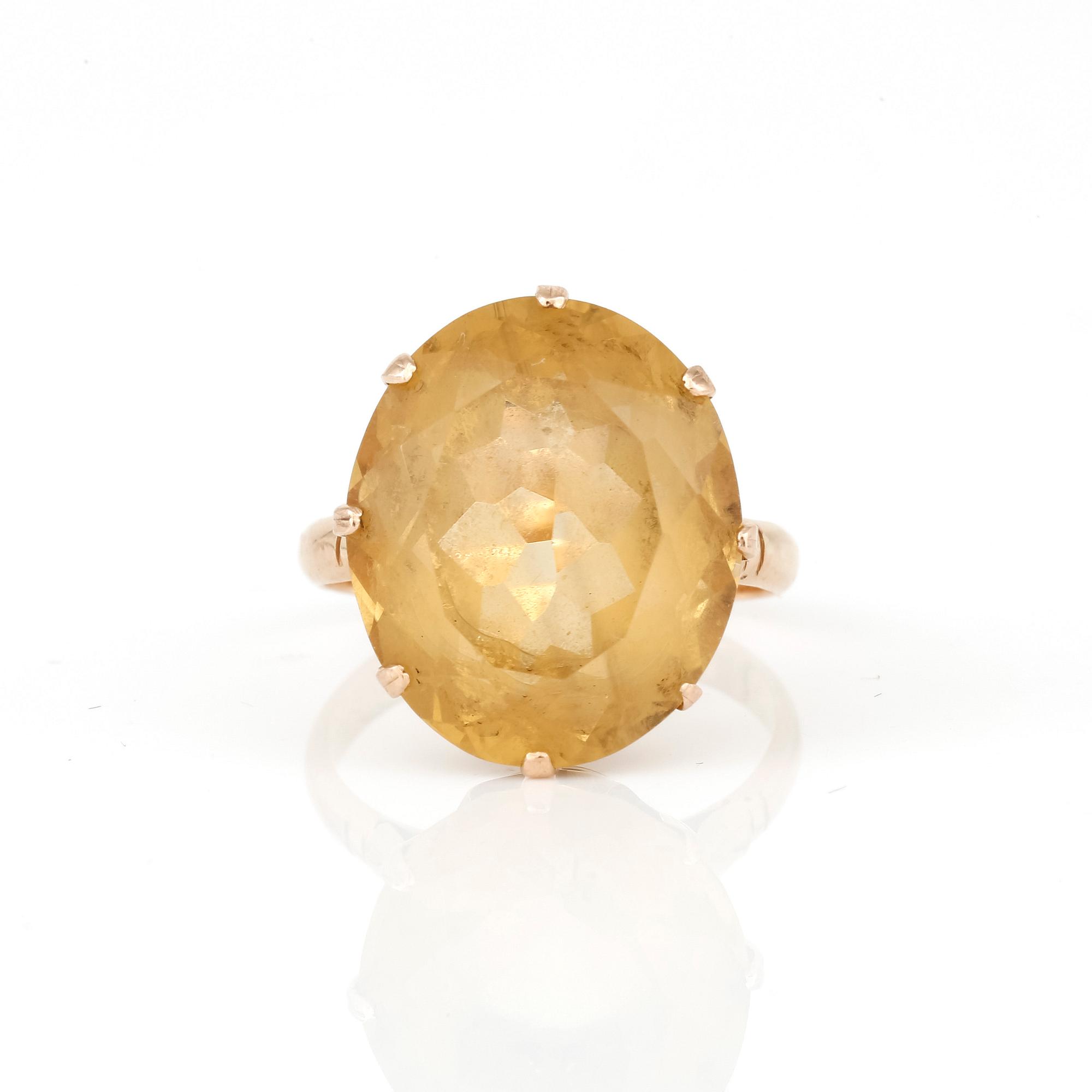 RING, 18K guld med citrin ca 12.35 ct. Total vikt 6,30 gram.