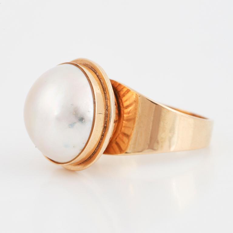 18K gold and mabe pearl.