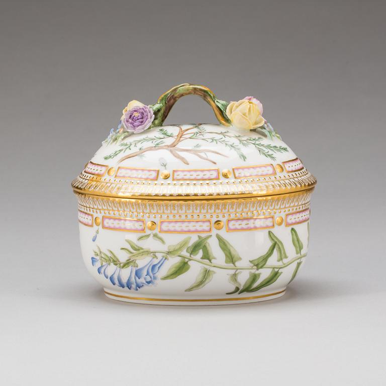 SKÅL MED LOCK, porslin, "Flora danica", Royal Copenhagen, modellnr 3582.