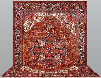 Matta, Heriz, ca 385 x 287 cm.