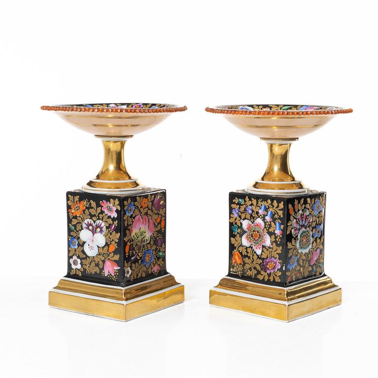 A pair of porcelain table decorations/tazzas, Russia, 19th Century.