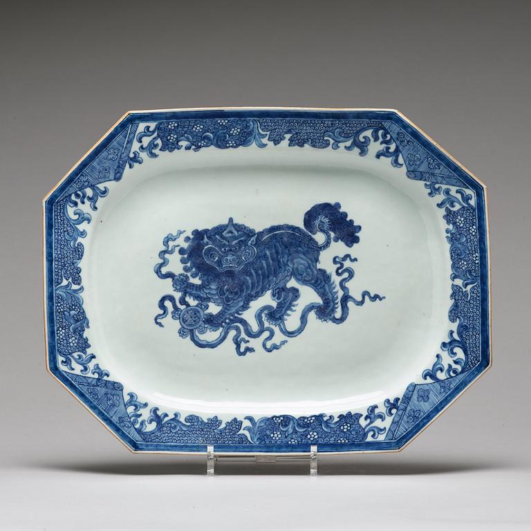 A blue and white serving dish, Qing dynasty, Qianlong (1736-95).