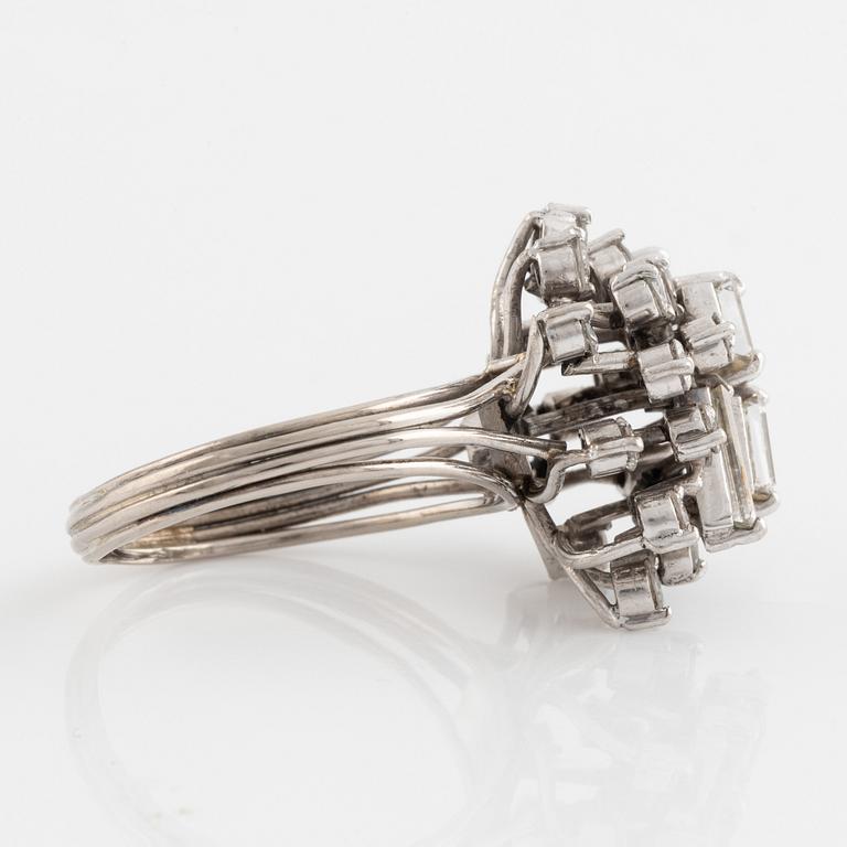 Ring, cocktailring med baguette- och briljantslipade diamanter.