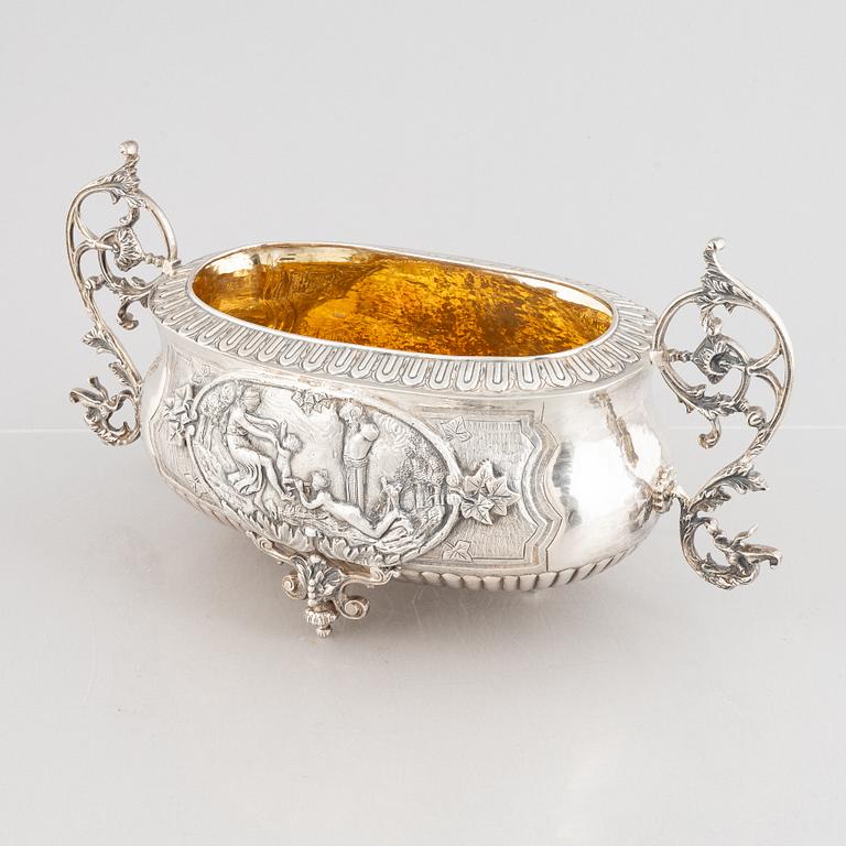 A silver jardinière, 20th century.