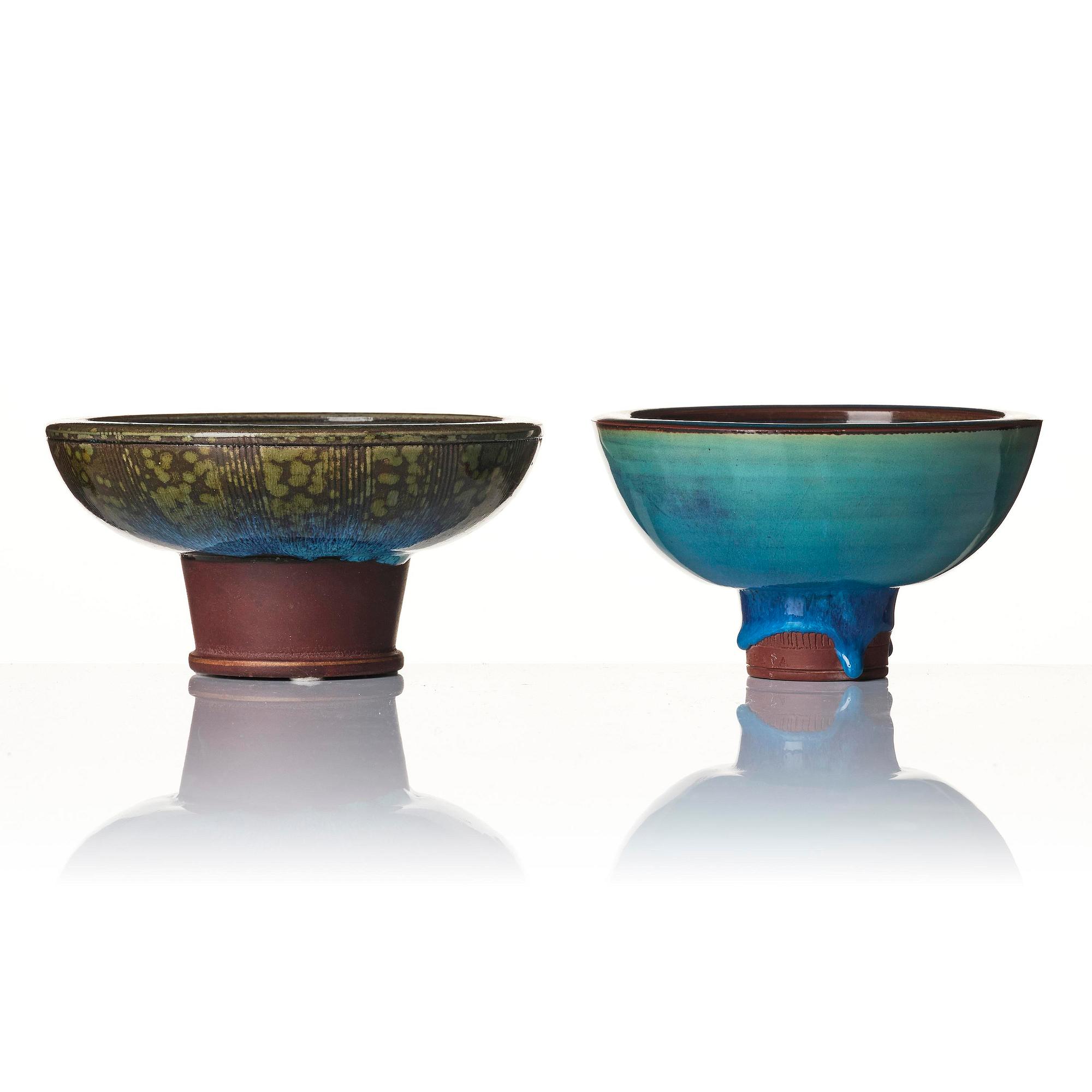Wilhelm Kåge, a set of two Farsta stoneware footed bowls, Gustavsberg Studio 1958 and 1960.