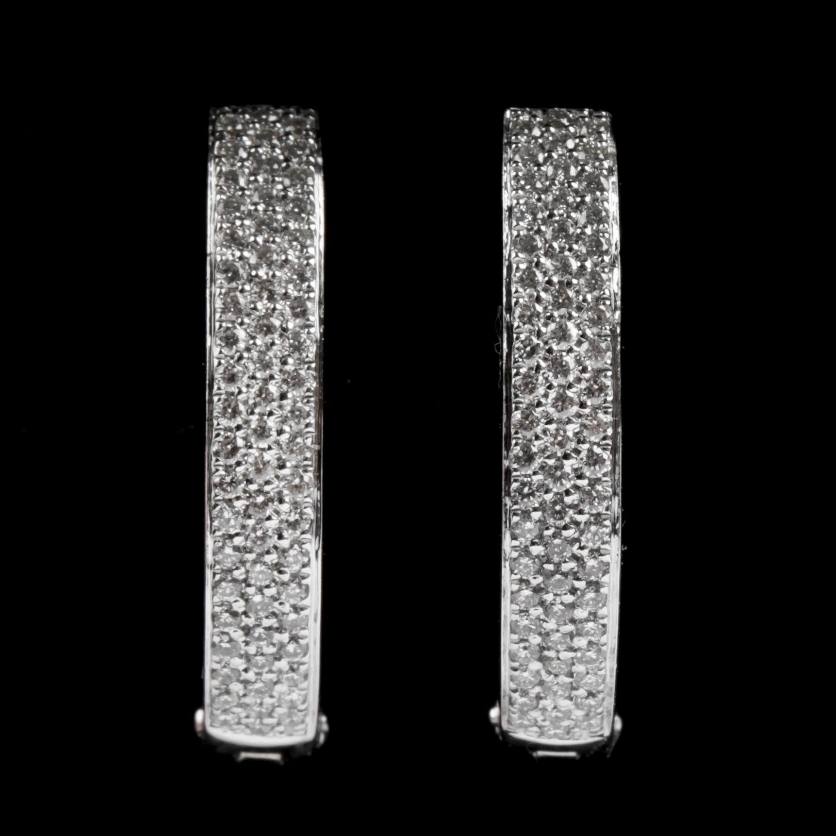 ÖRHÄNGEN, ett par ovala ringar, 18k vitguld, briljantslipade diamanter tot ca0,50ct. Vikt 5,3g.