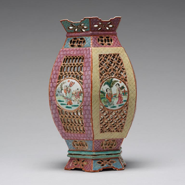 A famille rose lantern, Qing dynasty, 19th Century.