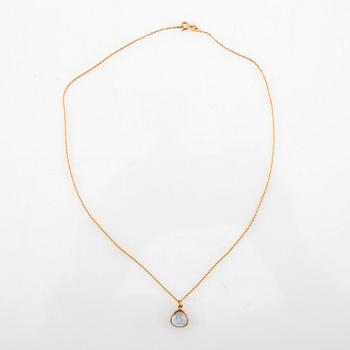 Halsband 18K guld med cabochonslipat blått glas.