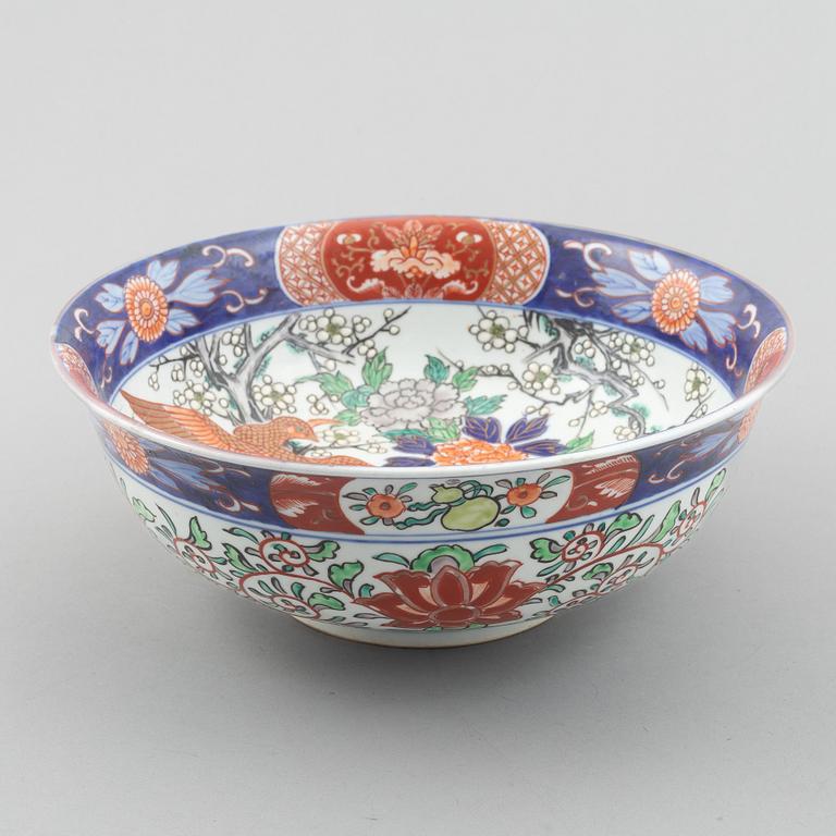 A large Japanese porcelain bowl, 20th century.