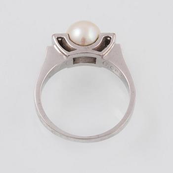 RING, 18K vitgukd med odlad pärla samt 4 åttkantslipade diamanter. Vikt 5,2 gram.